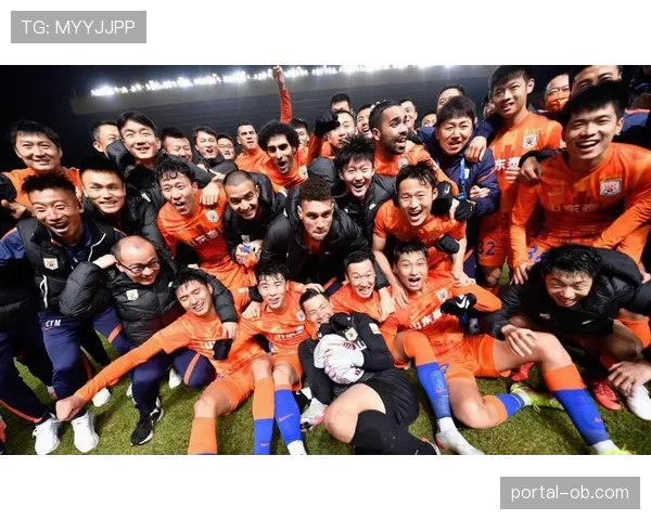 【2026年4月中超联赛·赛中·花絮成都凤凰山球场因暴雨一度中断，工作人员紧急清理积水